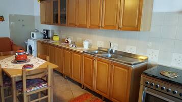 Kühlschrank, Mikrowelle, Ofen, Wasserkocher mit Kaffee-/Teezubehör