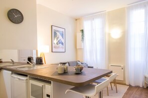 Refrigerador, microondas, cafetera y tetera y tostadora 