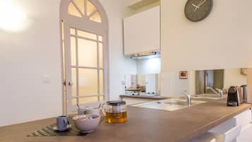 Réfrigérateur, micro-ondes, cafetiÚre/bouilloire, grille-pain