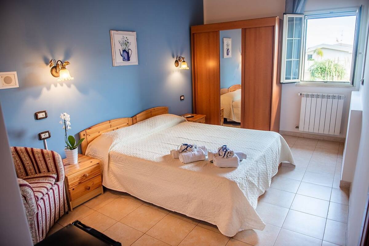 Minibar, escritorio, wifi gratis y ropa de cama