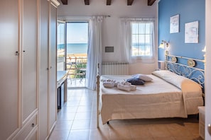 Minibar, escritorio, wifi gratis y ropa de cama