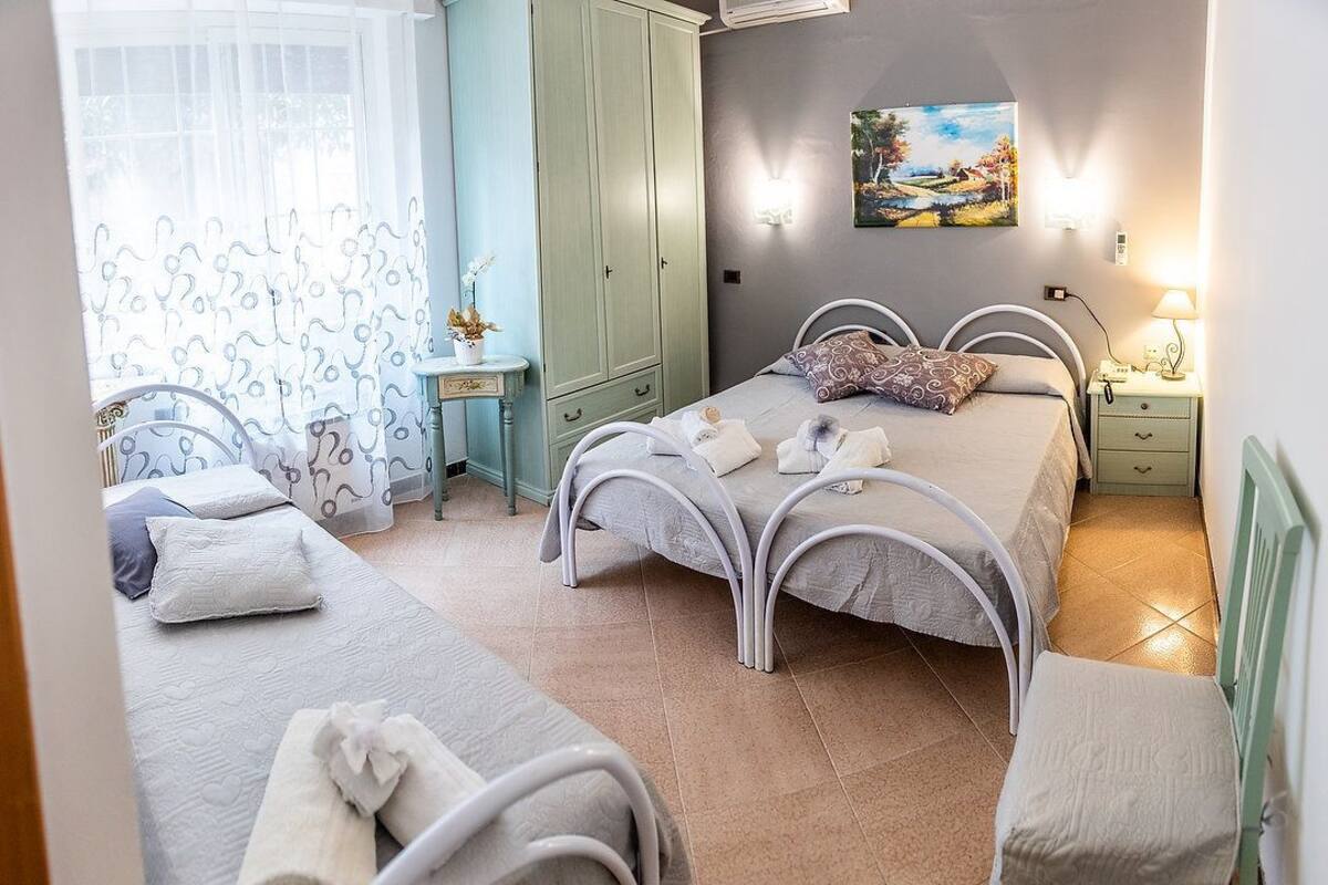Minibar, escritorio, wifi gratis y ropa de cama