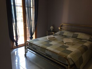 4 slaapkamers, een strijkplank/strijkijzer, reisbedje, gratis wifi