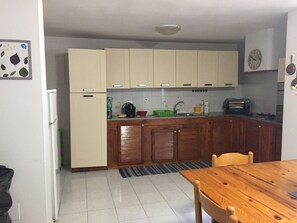 Réfrigérateur, four à micro-ondes, un four, surface de cuisson