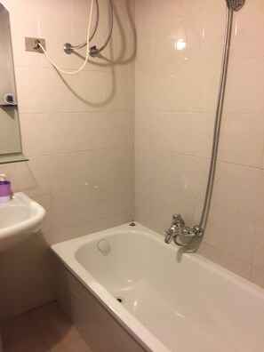 Een haardroger, handdoeken, zeep, toiletpapier