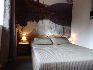 2 bedrooms, iron/ironing board, WiFi