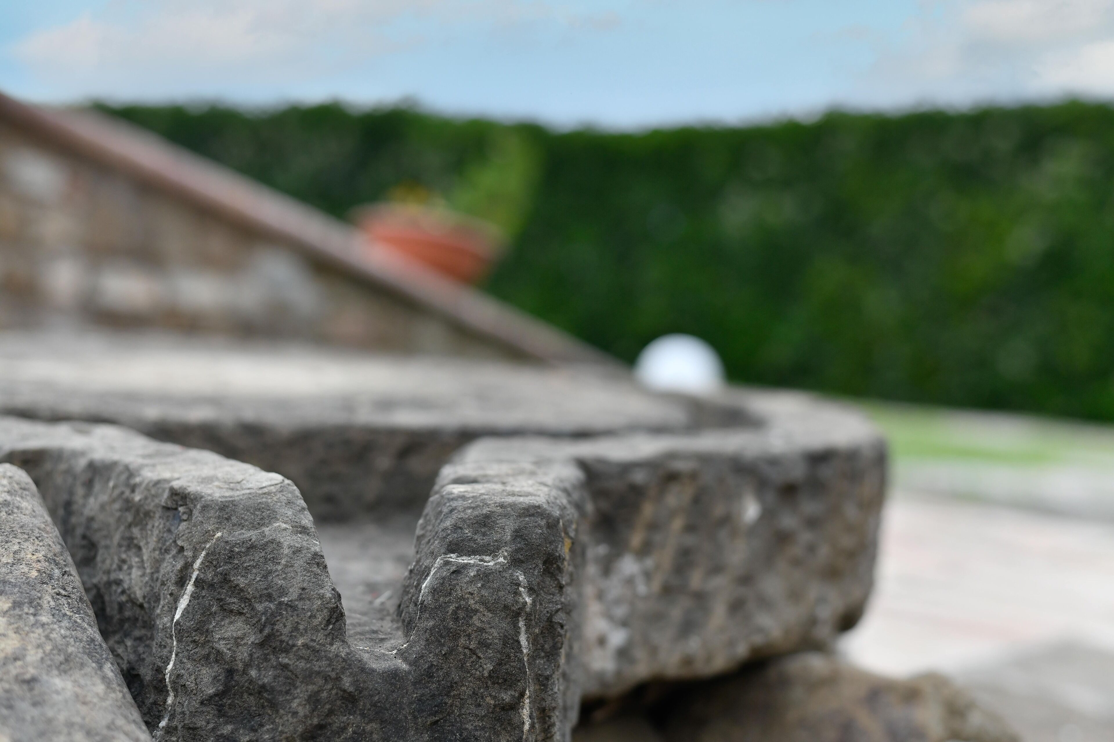 Primer pla d'una construcció de pedra amb un disseny corbat, possiblement part d'un element arquitectònic més gran.