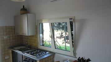 Kühlschrank, Ofen, Herdplatte, Wasserkocher mit Kaffee-/Teezubehör