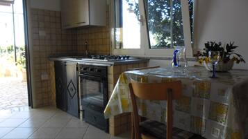 Frigorifero, forno, piano cottura, macchina per tè/caffè