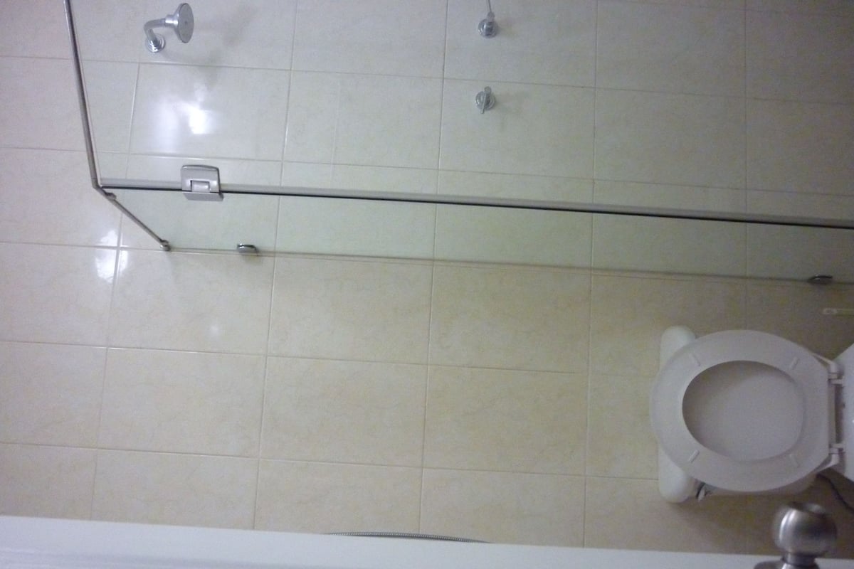 Departamento panorámico, varias camas, vista a la playa | Baño | Toallas, jabón, papel de baño 