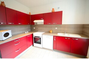 Kühlschrank, Mikrowelle, Herdplatte, Geschirrspüler