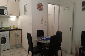 Kjøleskap, mikrobølgeovn, kokeplater og kaffetrakter/tekoker