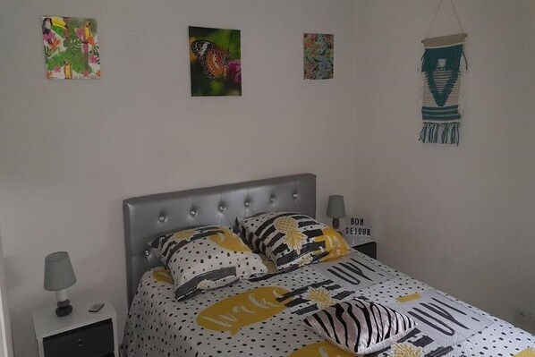 1 habitación, tabla de planchar con plancha, internet y ropa de cama 