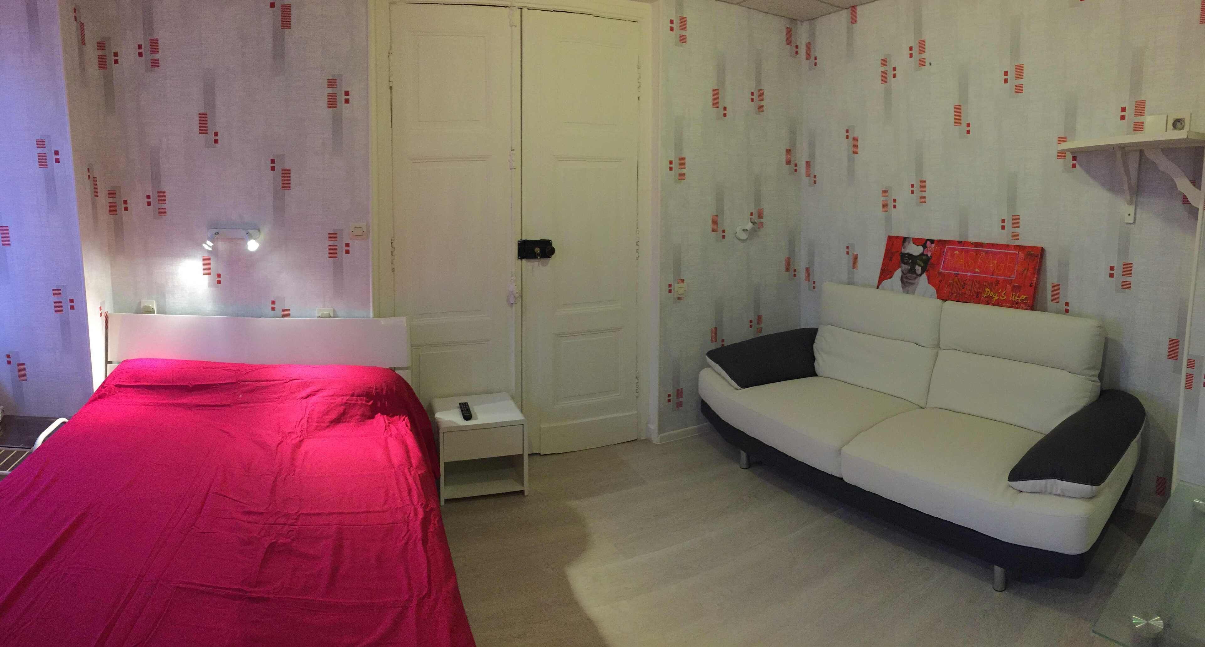 1 slaapkamer, een strijkplank/strijkijzer, wifi, beddengoed