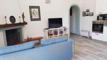 Fernseher, Kamin, BĂŒcher