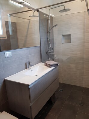 Dusche, Haartrockner, Handtücher, Toilettenpapier