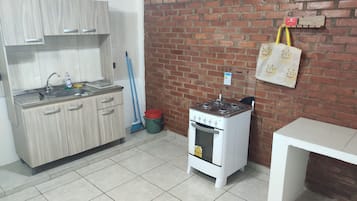Refrigerador, horno, tetera/pava eléctrica, utensilios de cocina