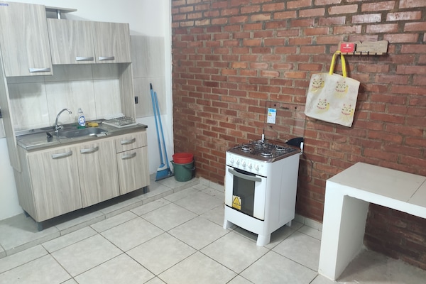 Refrigerador, horno, tetera/pava eléctrica, utensilios de cocina