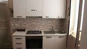 KĂŒhlschrank, Mikrowelle, Ofen, Herdplatte