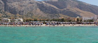 Viilla surrounded by greenery 1 km from the sea and adjacent to the town.