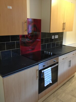 Fridge, oven, stovetop, electric kettle - CREL Serviced Apartment (Liverpool)