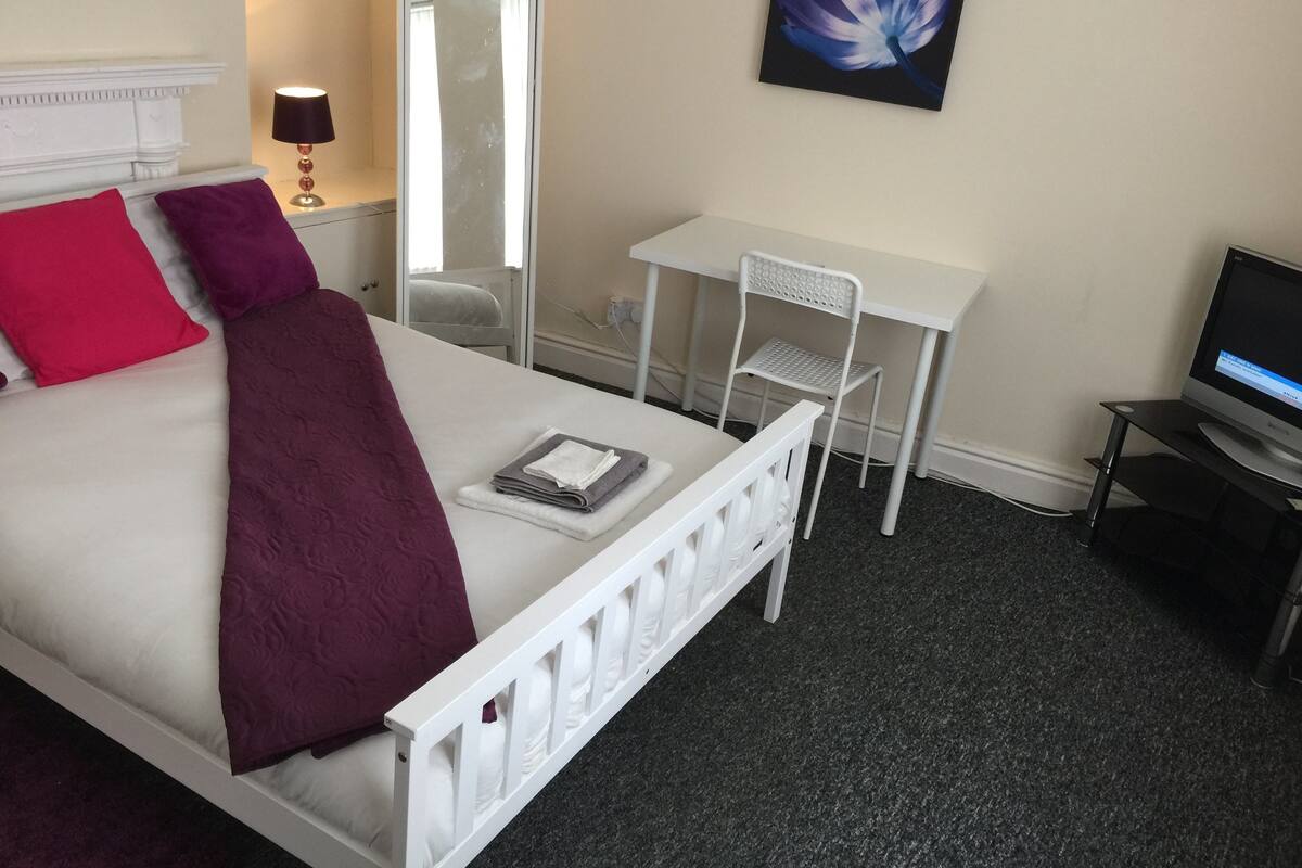 Double Room, Shared Bathroom | WiFi (free)