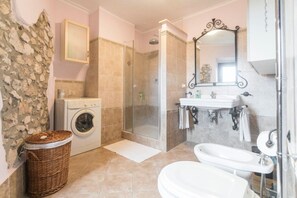 Ducha, secador de pelo, bidet, toallas