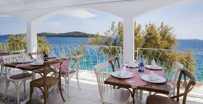 Beautiful beach house - your dream vacation right by the sea!