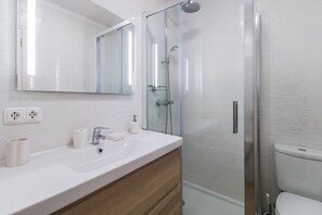 Douche, sèche-cheveux, serviettes fournies