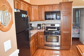 Jääkaappi, mikroaaltouuni, uuni, liesi