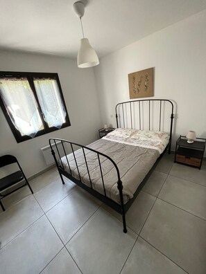 3 slaapkamers, een strijkplank/strijkijzer, reisbedje, gratis wifi