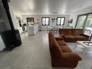 Fernseher, Kamin, Bücher