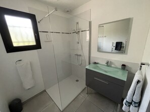 Ducha, secador de pelo, toallas