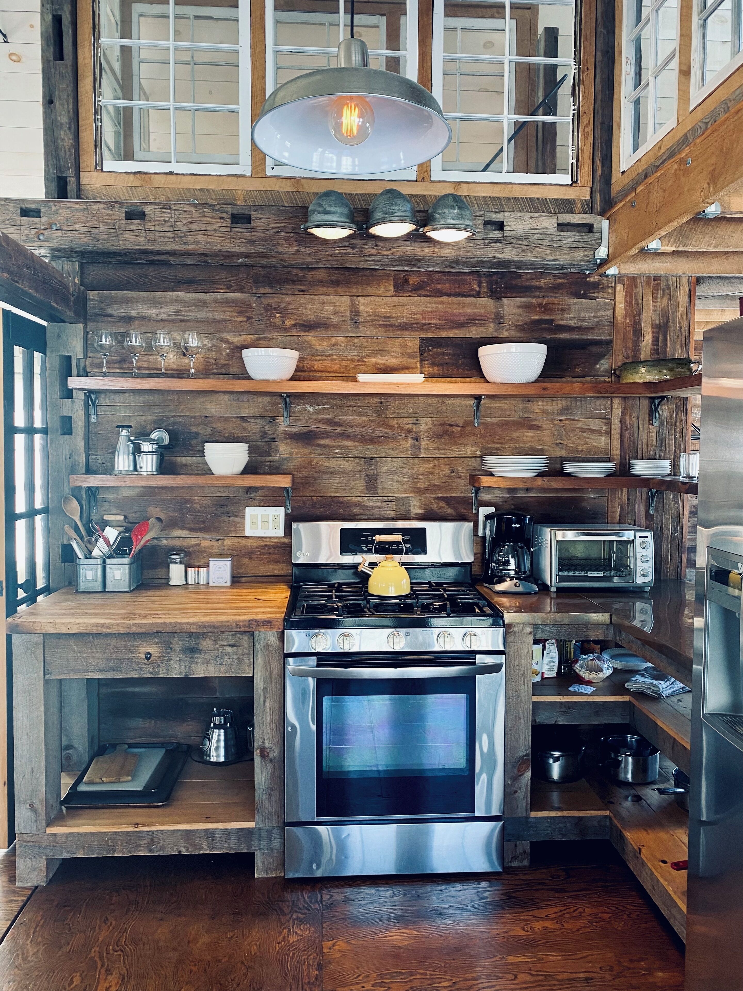 Kjøleskap, ovn, kokeplater og kaffetrakter/tekoker