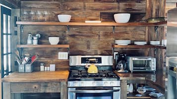 Kjøleskap, ovn, kokeplater og kaffetrakter/tekoker