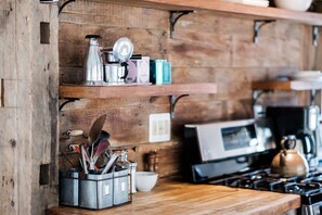 Fridge, oven, stovetop, coffee/tea maker