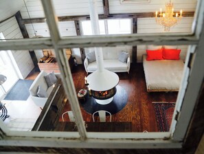 Smart TV, caminetto, tavolo da ping pong, libri