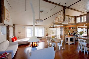 Smart TV, caminetto, tavolo da ping pong, libri