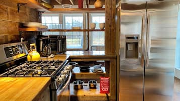 Refrigerador, horno, parrilla de estufa y cafetera y tetera