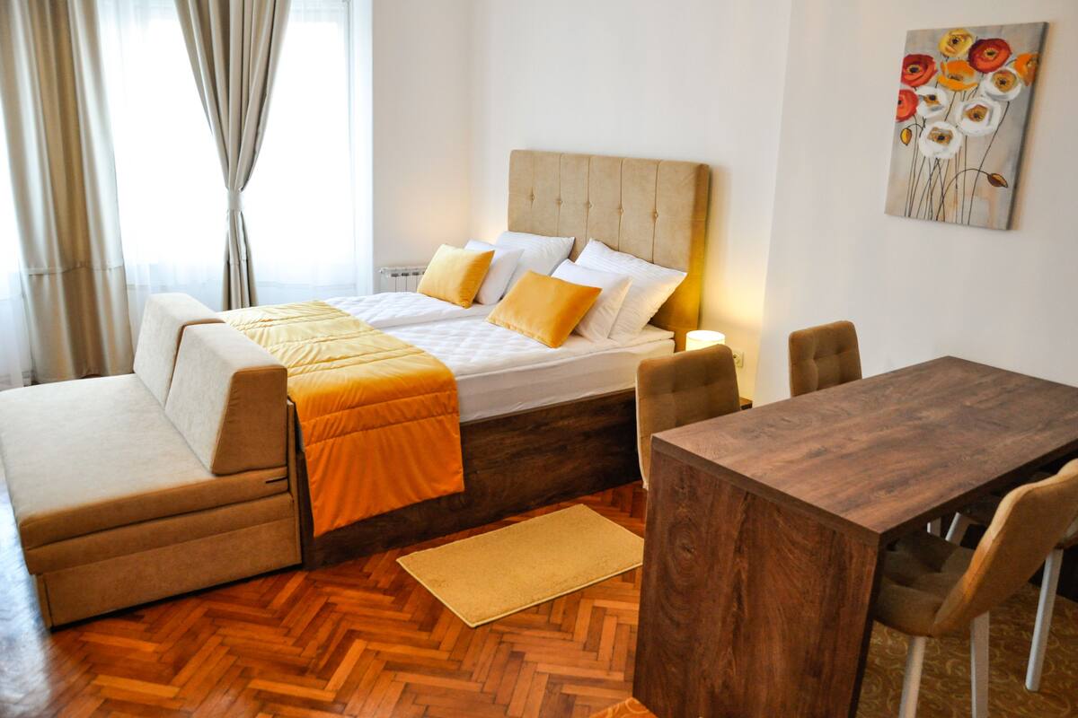 Deluxe Studio, River View (2) | Egyptian cotton sheets, premium bedding, down comforters