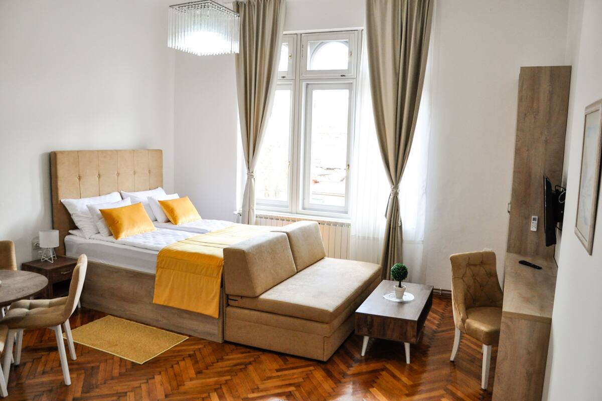 Exclusive Studio, River View (1) | Egyptian cotton sheets, premium bedding, down comforters