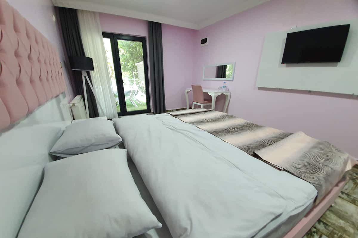Standard Room, 1 Queen Bed, Garden View | 1 bedroom, minibar, desk, blackout drapes