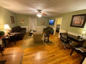 2 Schlafzimmer, Schreibtisch, Bügeleisen/Bügelbrett, kostenloses WLAN