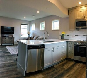 Réfrigérateur, four à micro-ondes, un four, surface de cuisson