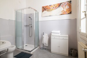 Dusche, Haartrockner, Bidet, Handtücher