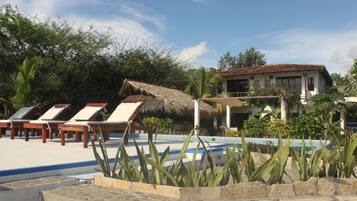 Piscine extérieure, chaises longues