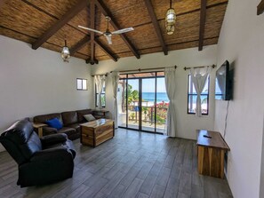 尊荣开间套房, 1 张特大床, 厨房, 海洋景观 | 高档床上用品、遮光窗帘、旅行婴儿床、免费 WiFi