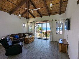 Suite estudio Premium, 1 cama de matrimonio grande, cocina, vistas al mar | Ropa de cama de alta calidad, cortinas opacas, wifi gratis