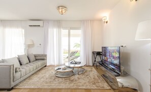 TV - Beachfront Villa Deep Blue with Pool II (Trogir)