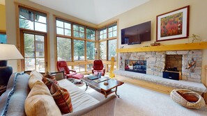 Televisión y chimenea 